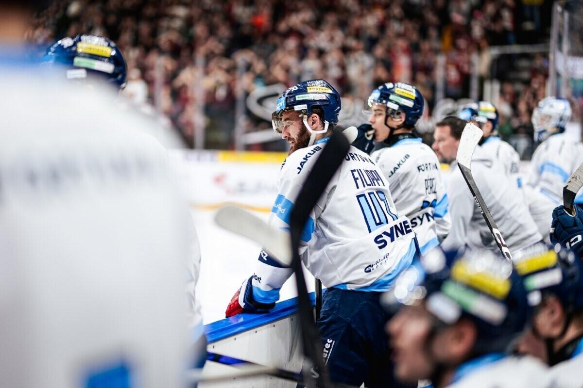 Tomáš Filippi na střídačce, foto: www.hcbilitygri.cz